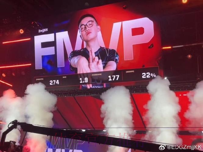 致敬“以下范上”手势,naiyou凭借优异表现斩获比赛大场MVP 致敬“以下范上”手势,naiyou凭借优异表现斩获比赛大场MVP