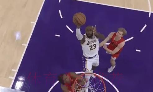 师从77?斯马特送出四分位长传,詹姆斯接球后强硬打成2+1 师从77?斯马特送出四分位长传,詹姆斯接球后强硬打成2+1