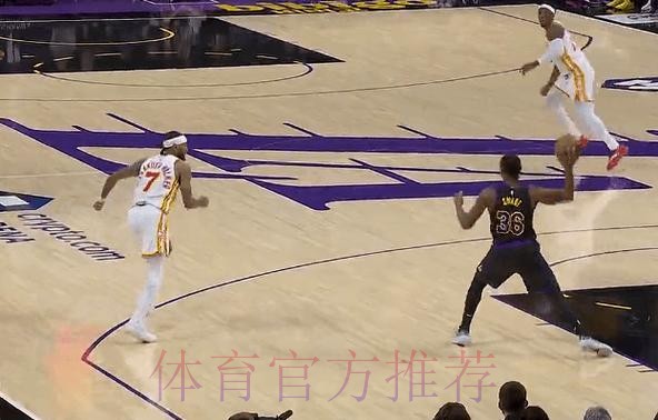 师从77?斯马特送出四分位长传,詹姆斯接球后强硬打成2+1 师从77?斯马特送出四分位长传,詹姆斯接球后强硬打成2+1